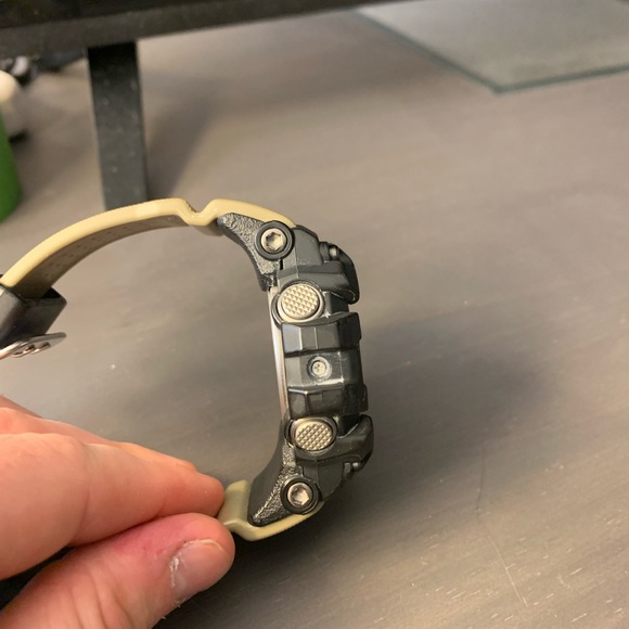 I attempted to replace the batteries. the watch is not water proof anymore. - Picture 4 of 5